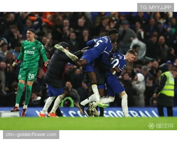 乌迪内斯门将面对压迫大脚开球失误，直接导致本队丢球